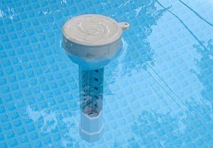 Intex drijvende thermometer zwembad in water